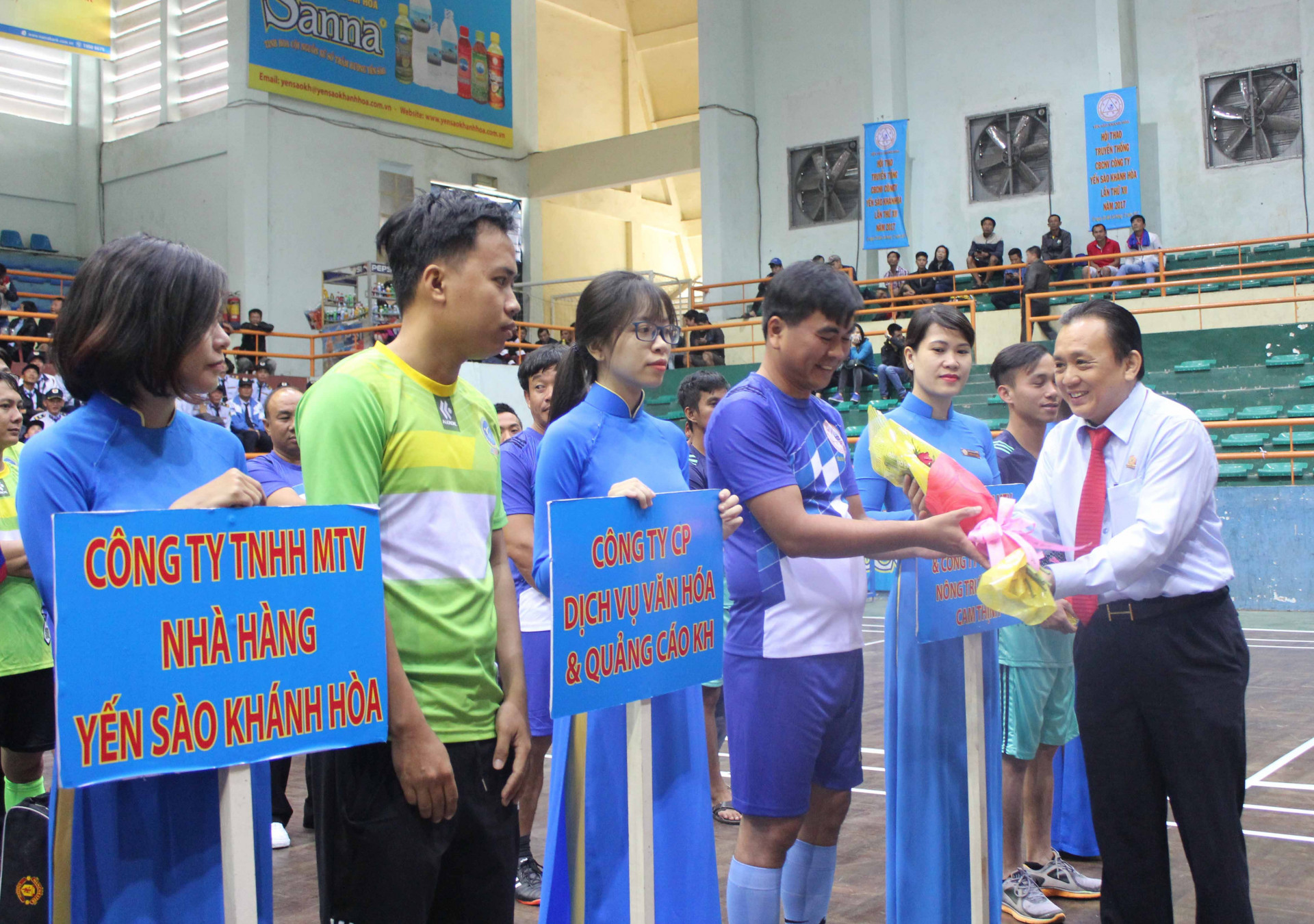 Le Huu Hoang, Chairman of Members’ Council of Khanh Hoa Salanganes Nest Company, offering flowers to teams.