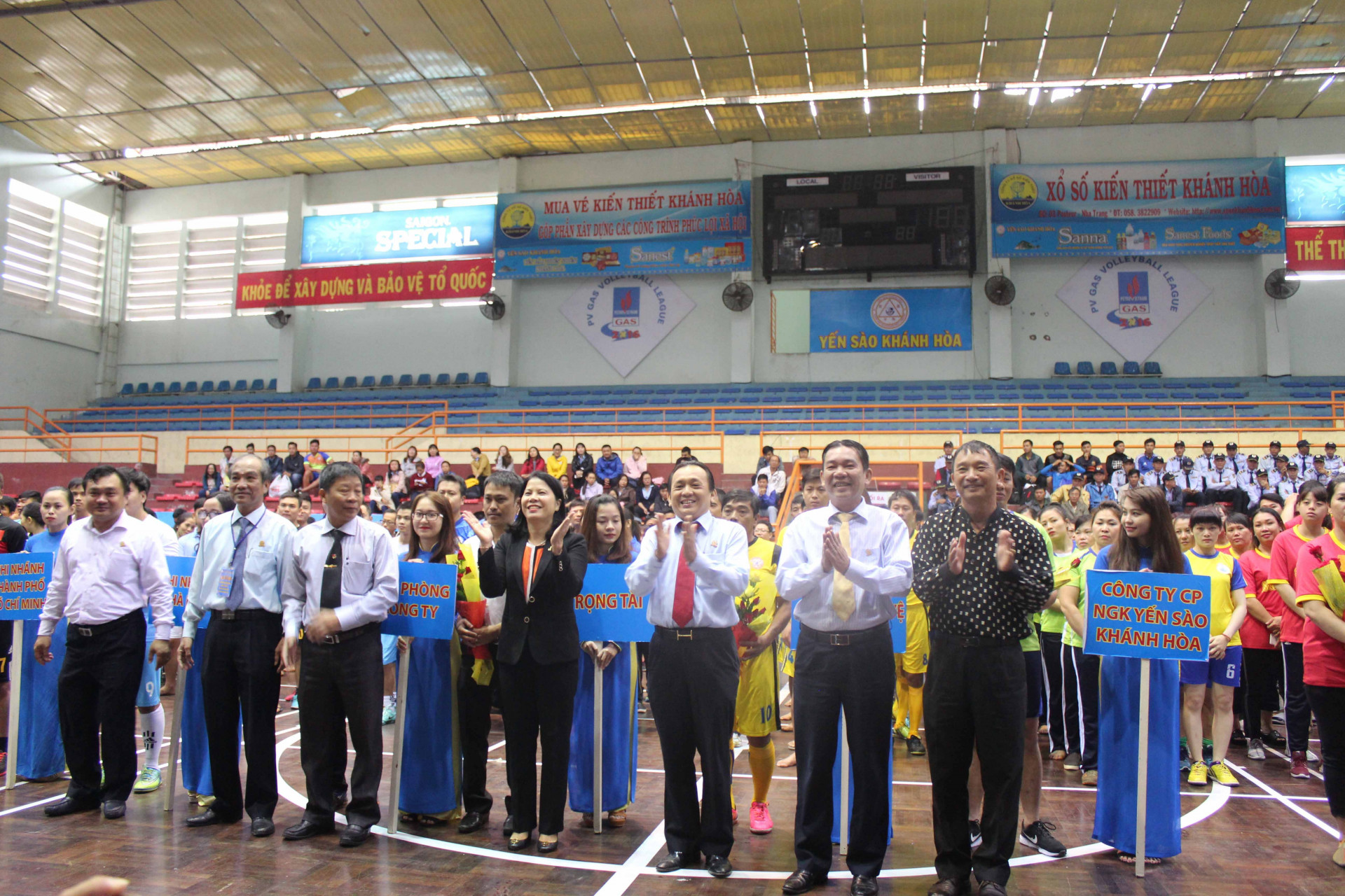 Leaders of Khanh Hoa Salanganes Nest Company posing for souvenir photo with teams.