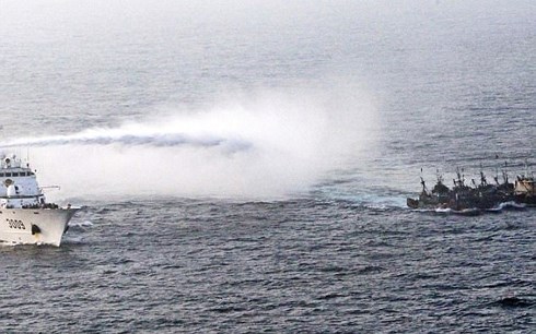 Tàu Lực lượng bảo vệ bờ biển Hàn Quốc phun vòi rồng xua đuổi tàu cá Trung Quốc. Ảnh: AFP.