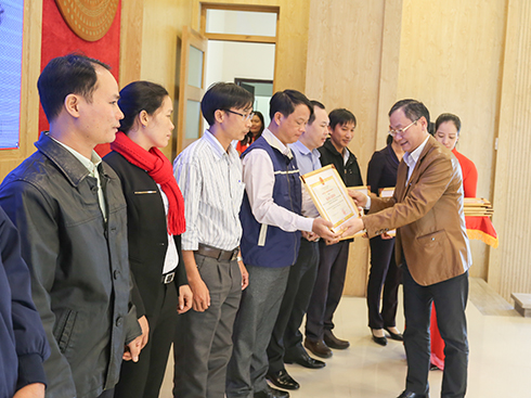 Nguyen Dac Tai offering certificates of merit to outstanding collectives and individuals.