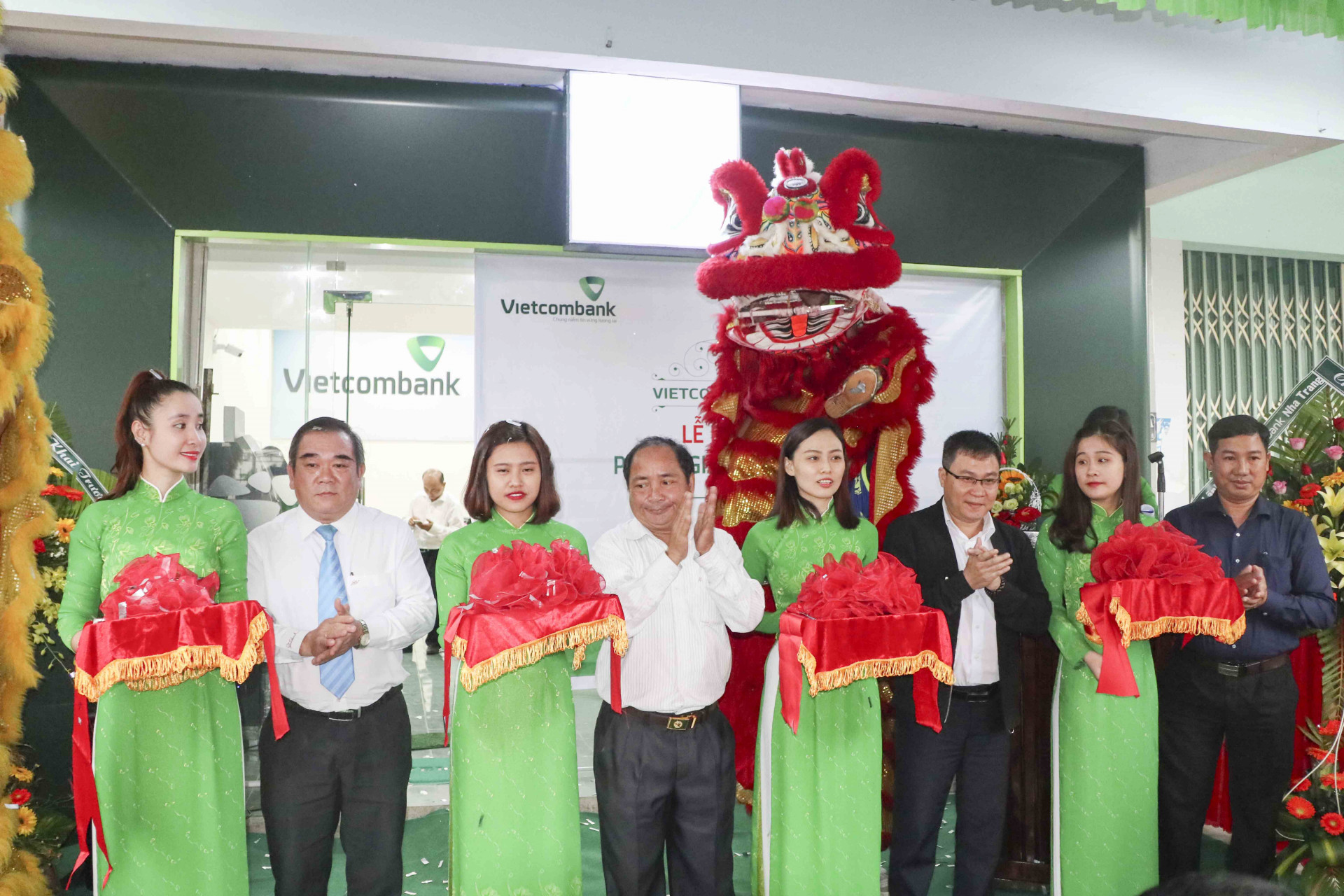 Các đại biểu cắt băng khánh thành trụ sở Phòng giao dịch Vietcombank tại Khánh Vĩnh. 	