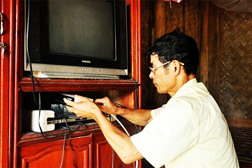Người dân dùng đầu thu kỹ thuật số DVB-T2 để xem truyền hình