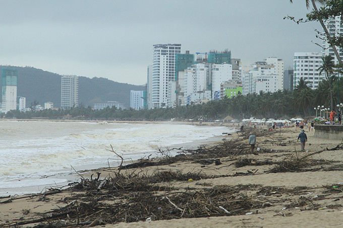 Bãi biển Nha Trang ngập tràn trong rác