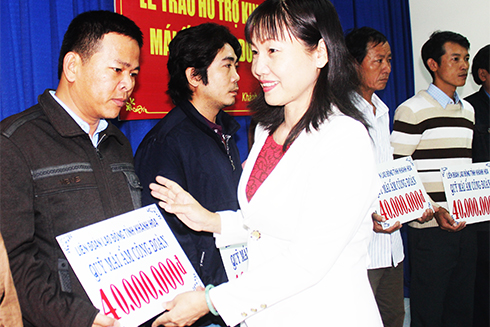 Bà Nguyễn Thị Hằng - Phó Chủ tịch Liên đoàn Lao động tỉnh trao kinh phí hỗ trợ cho đoàn viên xây mái ấm.