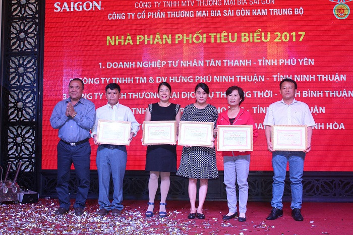 Southern Central Sabeco leader grants certificate of merit to typical distributors.