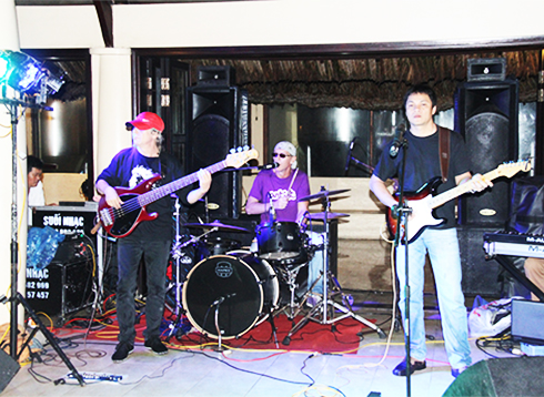 Ban nhạc Erick Swackhamme biểu diễn tại nhà hàng Lousiana, Nha Trang.