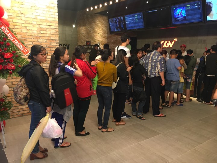 khách xếp hàng mua vé tại rạp CGV BigC Nha Trang