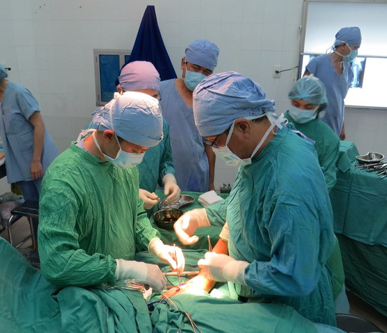 Các bác sĩ đang phẫu thuật cho bệnh nhân nhi