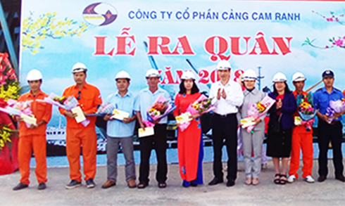 Lãnh đạo TP. Cam Ranh và Tổng Công ty Hàng hải Việt Nam tặng hoa cho người lao động.