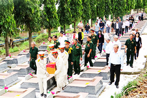 Lễ đón và an táng liệt sĩ Nguyễn Chí Thành tại Nghĩa trang liệt sĩ Hòn Dung.