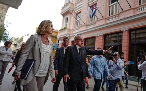 Bà Federica Mogherini trong chuyến thăm Cuba. Ảnh: AFP