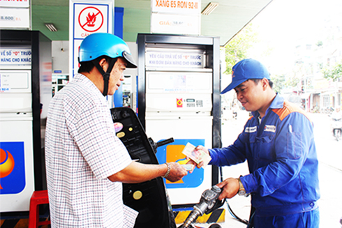 Filling E5 bio-fuel into a motorcycle at filling station No.2 at Ma Vong, Nha Trang