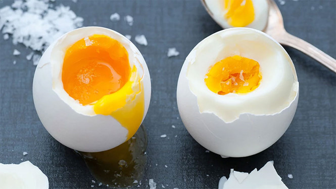Trứng có thể bị nhiễm vi khuẩn Salmonella nên cần chế biến chín hãy ăn SHUTTERSTOCK