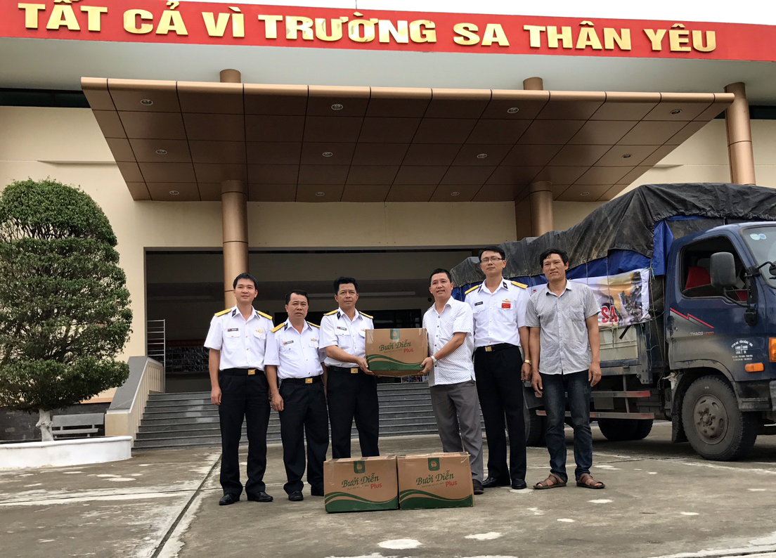 Ông Nguyễn Xuân Khoa - Đại diện trang trại bưởi Diễn Farm Plus trao quà cho lãnh đạo Lữ đoàn 146 - Vùng 4 Hải quân