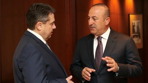 Ngoại trưởng Thổ Nhĩ Kỳ Mevlu Cavusoglu (phải) và Ngoại trưởng Đức Sigmar Gabriel. Ảnh: sonhaber.