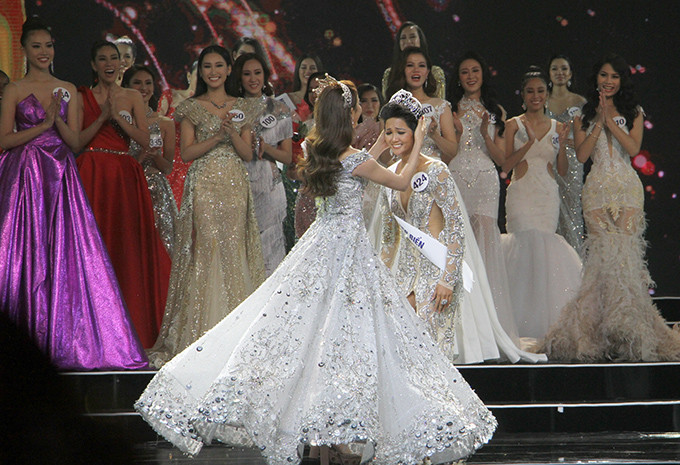 Former Miss Universe Pham Huong crowns new Miss Universe H'Hen Niê