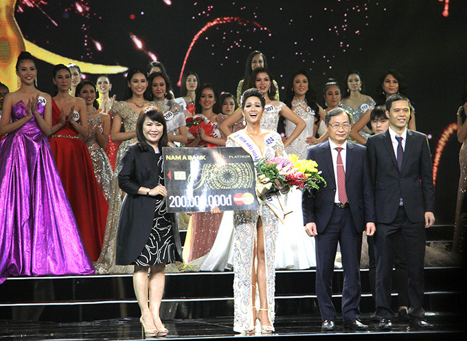 Representatives of organizers and sponsors offering prizes to Miss Universe Vietnam 2017