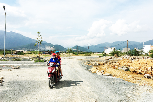 Đường vào Khu đô thị An Bình Tân phải qua nhiều khúc cua gập ghềnh do đào đường. 