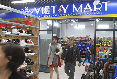 Viet Y mart inside Hon Chong Center mall