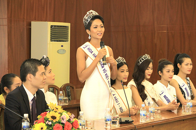 Miss Universe Vietnam 2017 H’Hen Niê expressing thanks to Khanh Hoa’s leaders and authorities.