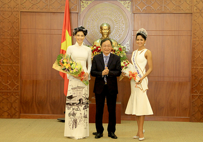 Nguyen Dac Tai giving flowers to Miss Universe Vietnam 2017 H’Hen Niê and Miss Universe 2008 Dayana Mendoza