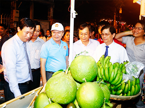 Các đồng chí lãnh đạo tỉnh tham quan Phiên chợ nông sản Khánh Hòa 2017.