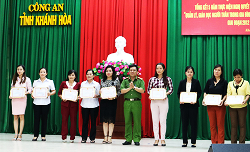 Đại tá Nguyễn Văn Ngàn trao giấy khen cho các tập thể và cá nhân có thành tích xuất sắc.