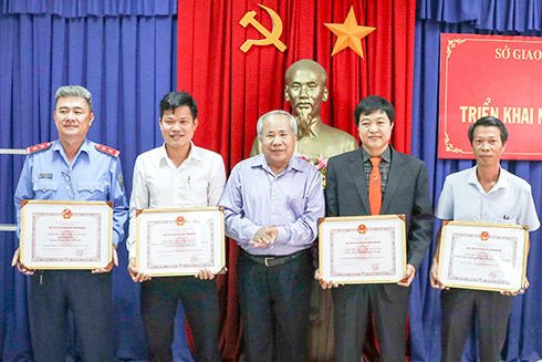 Đồng chí Đào Công Thiên trao bằng khen của UBND tỉnh cho các tập thể xuất sắc. 
