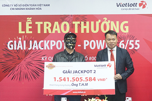  Ông Nguyễn Duy Hiền - Giám đốc Vietlott Khánh Hòa trao thưởng cho khách hàng.
