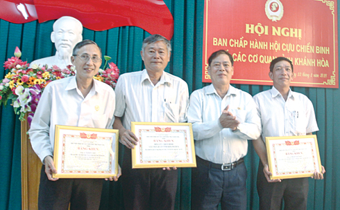 Ông Nguyễn Văn Á - Phó Chủ tịch Thường trực Hội Cựu chiến binh tỉnh  trao bằng khen cho các cá nhân.