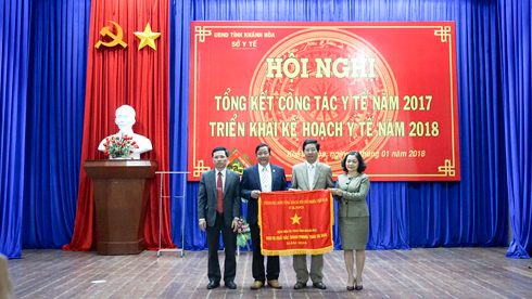Giám đốc Sở Y tế Bùi Xuân Minh trao cờ thi đua  cho lãnh đạo Bệnh viện Đa khoa tỉnh.