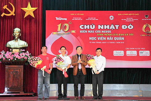 Ông Nguyễn Đắc Tài tặng hoa tri ân các đơn vị đồng hành cùng chương trình.