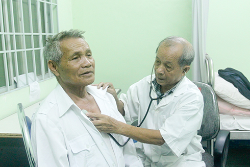 Ông Trần Văn Đồng khám bệnh cho bệnh nhân.