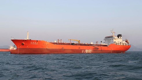 Một con tàu bị nghi chở dầu cung cấp cho Triều Tiên. Ảnh: AP.