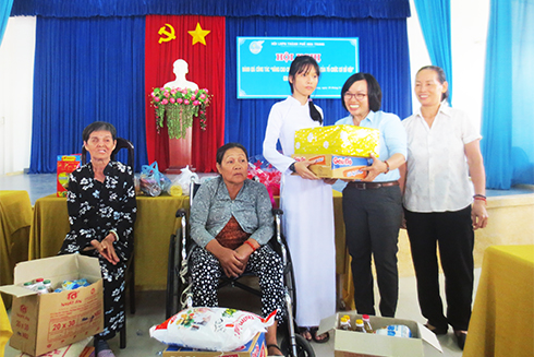Một hoạt động giúp đỡ phụ nữ nghèo của Hội Phụ nữ phường Phước Hải - Nha Trang