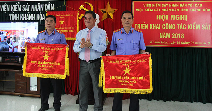 Ông Lê Thanh Quang trao cờ thi đua cho đại diện các tập thể.