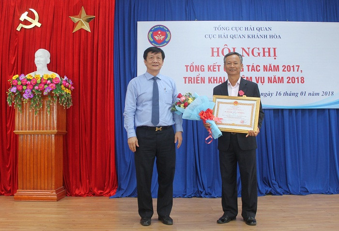 Thừa ủy nhiệm của Chủ tịch nước, ôngTrần Sơn Hải (bên trái) trao Huân chương Lao động hạng Nhì cho ông Ngô Sơn.