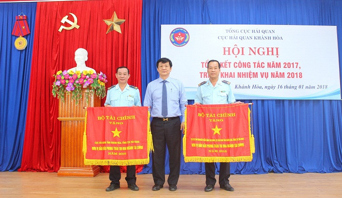 Ông Trần Sơn Hải trao cờ thi đua của Bộ Tài chính cho các tập thể.