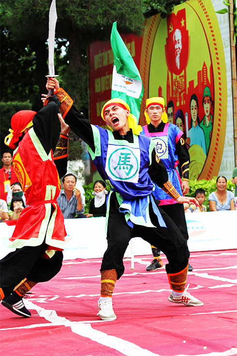 Hoạt động thi đấu cờ người luôn thu hút đông đảo người dân và du khách vào các dịp lễ, Tết.