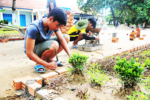 Sinh viên trường tham gia sửa chữa trường học tại huyện Diên Khánh.