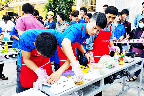 Hội Sinh viên Trường Cao đẳng Kỹ thuật công nghệ Nha Trang tổ chức hội thi nấu ăn cho sinh viên.