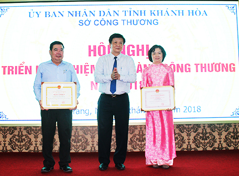 Đồng chí Trần Sơn Hải trao bằng khen của Chủ tịch UBND tỉnh cho cá nhân và tập thể. 