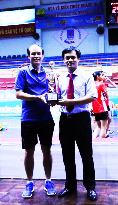 Ông Thái Quang Lai (bên trái)  sẽ tạm thời nhận vị trí huấn luyện viên đội bóng chuyền Sanest Khánh Hòa.