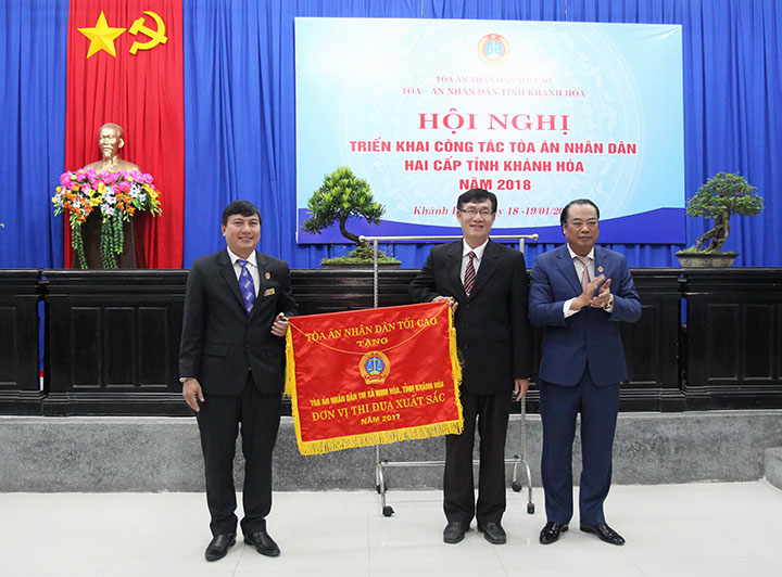 Đại diện Tòa án nhân dân thị xã Ninh Hòa nhận cờ thi đua.