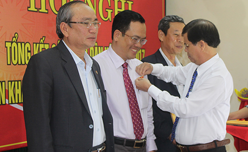 Ông Nguyễn Tấn Tuân trao Kỷ niệm chương cho các cá nhân.