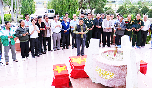 Các cựu chiến binh thực hiện nghi lễ dâng hương, viếng các liệt sĩ tại nghĩa trang Ninh Hòa.