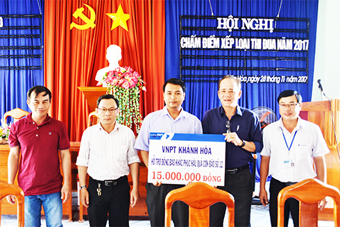 VNPT Khánh Hòa trao quà cho người dân bị thiệt hại do bão lụt cuối năm 2017. 