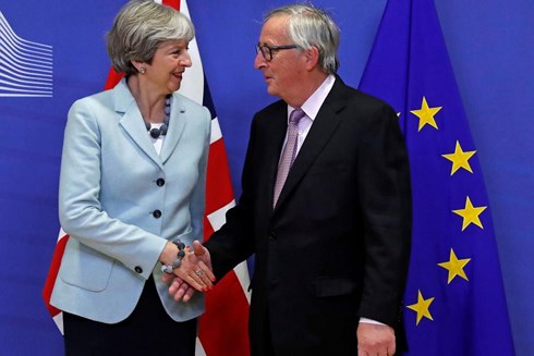 Thủ tướng Anh Theresa May (trái) và Chủ tịch EC Jean-Claude Juncker. Ảnh: Reuters