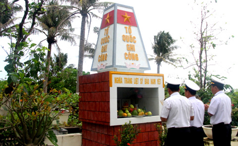 Đoàn công tác viếng nghĩa trang liệt sĩ đảo Nam Yết