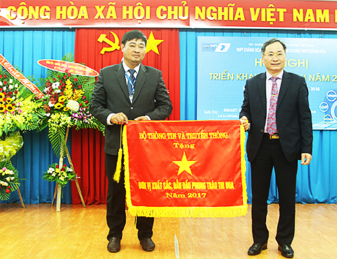 Đồng chí Nguyễn Đắc Tài trao cờ thi đua của Bộ Thông tin và  Truyền thông cho Trung tâm Kinh doanh VNPT Khánh Hòa.   